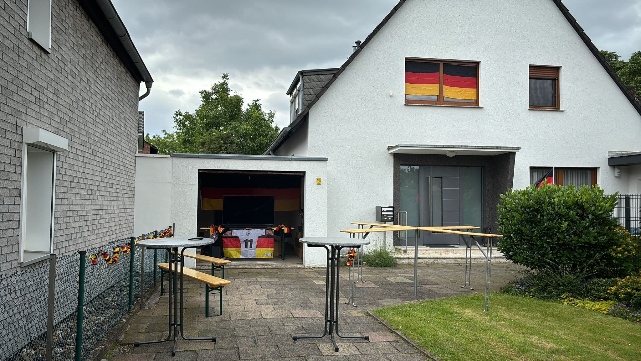 Aufgebaute Bierzeltgarnituren